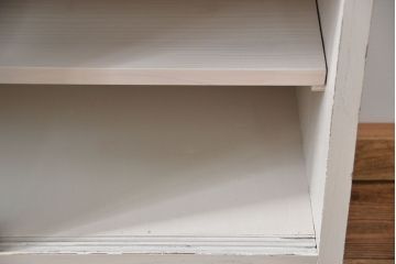 レトロ家具　昭和レトロ モールガラス入りアンティークペイント収納棚(食器棚、戸棚)