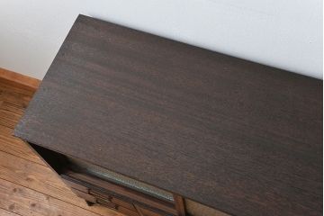 アンティーク家具　古民具・骨董 前面黒壇材の鉄脚付きダイヤガラス時代箪笥ローボード(サイドボード、テレビボード)
