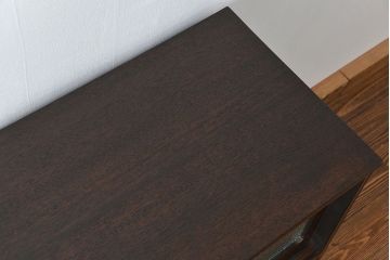 アンティーク家具　古民具・骨董 前面黒壇材の鉄脚付きダイヤガラス時代箪笥ローボード(サイドボード、テレビボード)