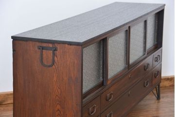 アンティーク家具　古民具・骨董 前面黒壇材の鉄脚付きダイヤガラス時代箪笥ローボード(サイドボード、テレビボード)