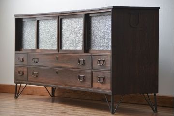 アンティーク家具　古民具・骨董 前面黒壇材の鉄脚付きダイヤガラス時代箪笥ローボード(サイドボード、テレビボード)