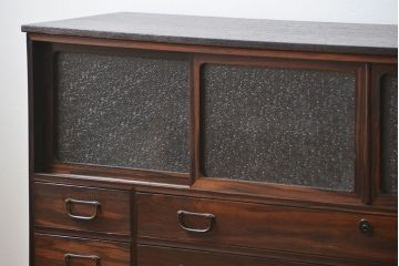 アンティーク家具　古民具・骨董 前面黒壇材の鉄脚付きダイヤガラス時代箪笥ローボード(サイドボード、テレビボード)