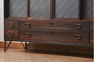 アンティーク家具　古民具・骨董 前面黒壇材の鉄脚付きダイヤガラス時代箪笥ローボード(サイドボード、テレビボード)