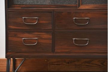 アンティーク家具　古民具・骨董 前面黒壇材の鉄脚付きダイヤガラス時代箪笥ローボード(サイドボード、テレビボード)