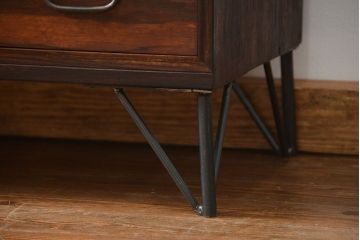 アンティーク家具　古民具・骨董 前面黒壇材の鉄脚付きダイヤガラス時代箪笥ローボード(サイドボード、テレビボード)