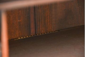 アンティーク家具　古民具・骨董 前面黒壇材の鉄脚付きダイヤガラス時代箪笥ローボード(サイドボード、テレビボード)