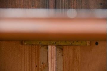 アンティーク家具　古民具・骨董 前面黒壇材の鉄脚付きダイヤガラス時代箪笥ローボード(サイドボード、テレビボード)