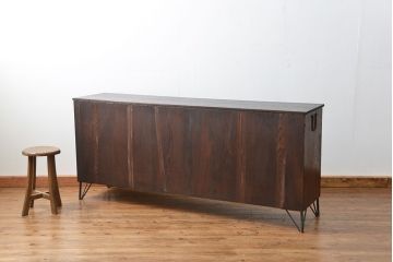 アンティーク家具　古民具・骨董 前面黒壇材の鉄脚付きダイヤガラス時代箪笥ローボード(サイドボード、テレビボード)