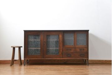 アンティーク家具　アンティーク 前面欅材の上質な鉄脚付き結霜ガラス時代箪笥ローボード(サイドボード、収納棚)