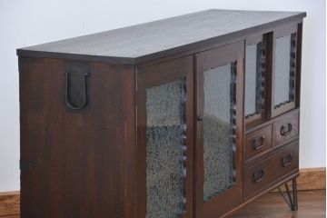 アンティーク家具　アンティーク 前面欅材の上質な鉄脚付き結霜ガラス時代箪笥ローボード(サイドボード、収納棚)