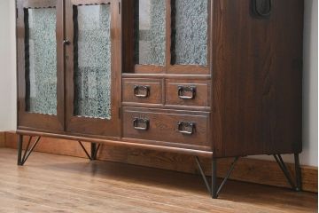 アンティーク家具　アンティーク 前面欅材の上質な鉄脚付き結霜ガラス時代箪笥ローボード(サイドボード、収納棚)