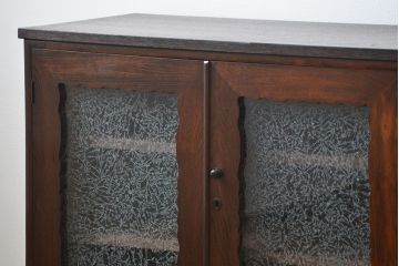 アンティーク家具　アンティーク 前面欅材の上質な鉄脚付き結霜ガラス時代箪笥ローボード(サイドボード、収納棚)