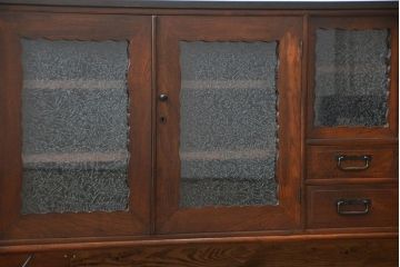 アンティーク家具　アンティーク 前面欅材の上質な鉄脚付き結霜ガラス時代箪笥ローボード(サイドボード、収納棚)