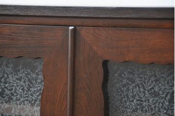 アンティーク家具　アンティーク 前面欅材の上質な鉄脚付き結霜ガラス時代箪笥ローボード(サイドボード、収納棚)