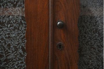 アンティーク家具　アンティーク 前面欅材の上質な鉄脚付き結霜ガラス時代箪笥ローボード(サイドボード、収納棚)