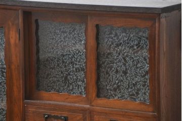 アンティーク家具　アンティーク 前面欅材の上質な鉄脚付き結霜ガラス時代箪笥ローボード(サイドボード、収納棚)