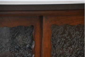 アンティーク家具　アンティーク 前面欅材の上質な鉄脚付き結霜ガラス時代箪笥ローボード(サイドボード、収納棚)