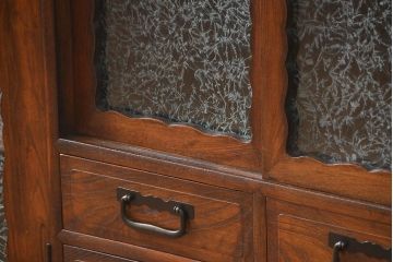 アンティーク家具　アンティーク 前面欅材の上質な鉄脚付き結霜ガラス時代箪笥ローボード(サイドボード、収納棚)