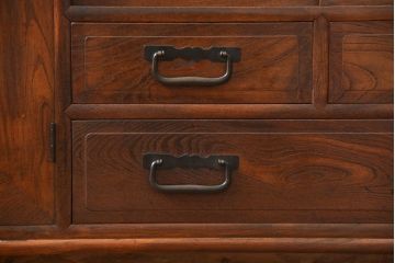 アンティーク家具　アンティーク 前面欅材の上質な鉄脚付き結霜ガラス時代箪笥ローボード(サイドボード、収納棚)