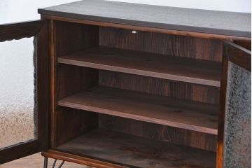 アンティーク家具　アンティーク 前面欅材の上質な鉄脚付き結霜ガラス時代箪笥ローボード(サイドボード、収納棚)