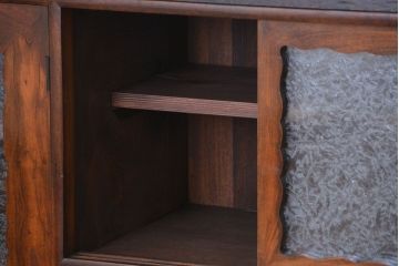 アンティーク家具　アンティーク 前面欅材の上質な鉄脚付き結霜ガラス時代箪笥ローボード(サイドボード、収納棚)