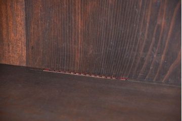 アンティーク家具　アンティーク 前面欅材の上質な鉄脚付き結霜ガラス時代箪笥ローボード(サイドボード、収納棚)