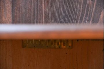 アンティーク家具　アンティーク 前面欅材の上質な鉄脚付き結霜ガラス時代箪笥ローボード(サイドボード、収納棚)