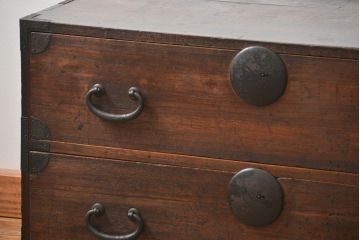 アンティーク家具　アンティーク 上品な丸金具の時代箪笥ローボード(ローチェスト、衣装箪笥)