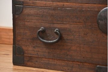 アンティーク家具　アンティーク 上品な丸金具の時代箪笥ローボード(ローチェスト、衣装箪笥)