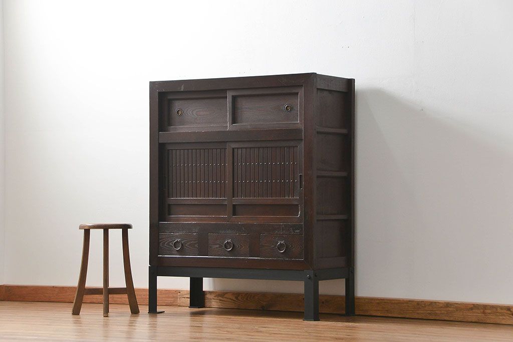 アンティーク家具　古民具・骨董 鉄脚付きの三尺水屋箪笥 サイドボード(収納棚、リビングボード)