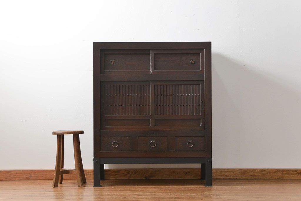 アンティーク家具　古民具・骨董 鉄脚付きの三尺水屋箪笥 サイドボード(収納棚、リビングボード)