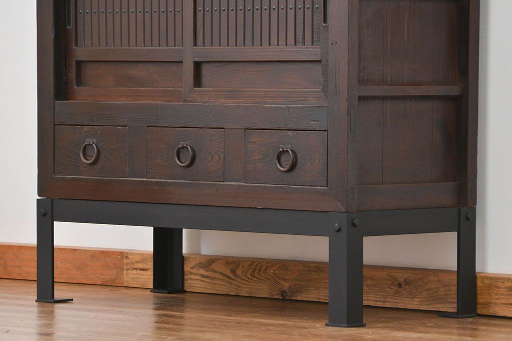 アンティーク家具　古民具・骨董 鉄脚付きの三尺水屋箪笥 サイドボード(収納棚、リビングボード)