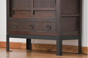 アンティーク家具　古民具・骨董 鉄脚付きの三尺水屋箪笥 サイドボード(収納棚、リビングボード)