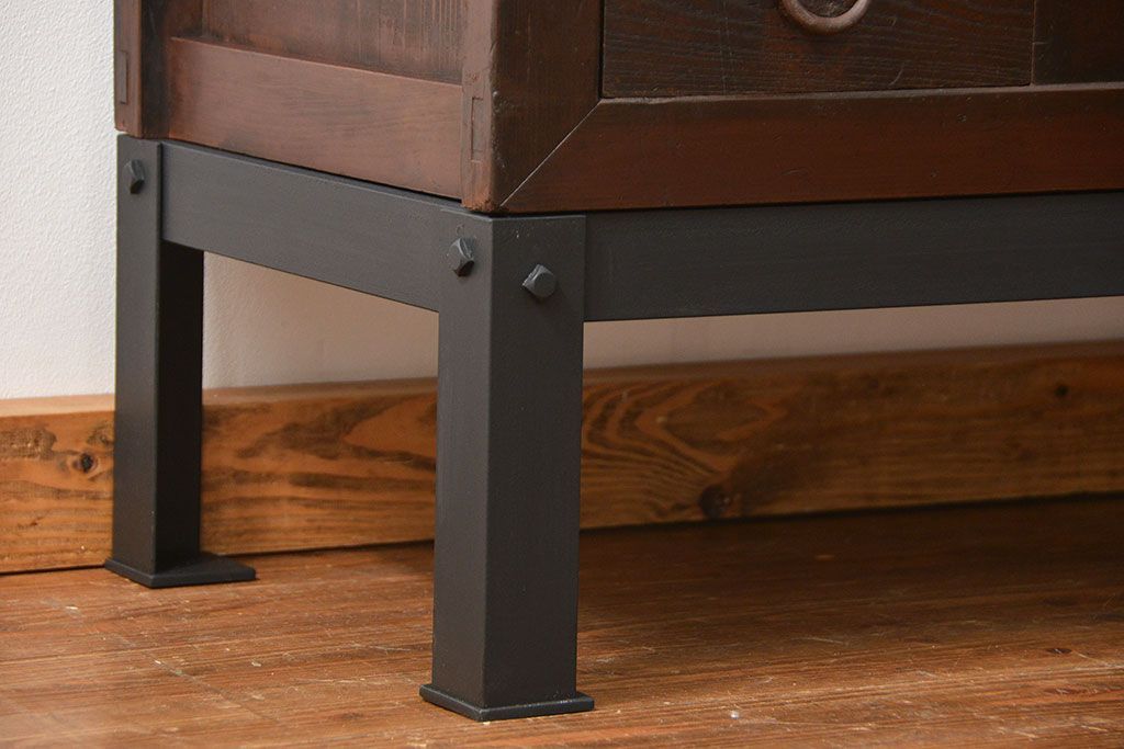 アンティーク家具　古民具・骨董 鉄脚付きの三尺水屋箪笥 サイドボード(収納棚、リビングボード)