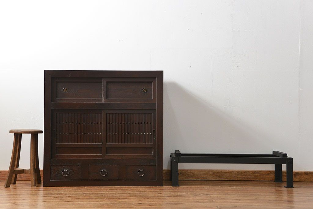 アンティーク家具　古民具・骨董 鉄脚付きの三尺水屋箪笥 サイドボード(収納棚、リビングボード)