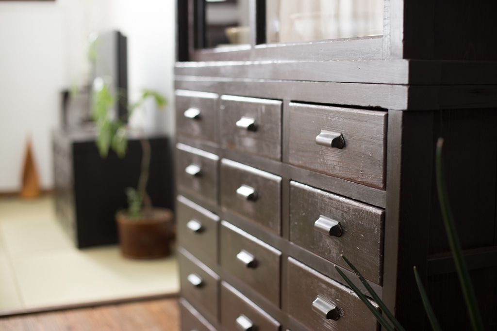 アンティーク家具　古民具・骨董　シックな15杯引き出し収納棚(ガラスケース、飾り棚、百味箪笥、薬箪笥)