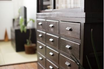 アンティーク家具　古民具・骨董　シックな15杯引き出し収納棚(ガラスケース、飾り棚、百味箪笥、薬箪笥)