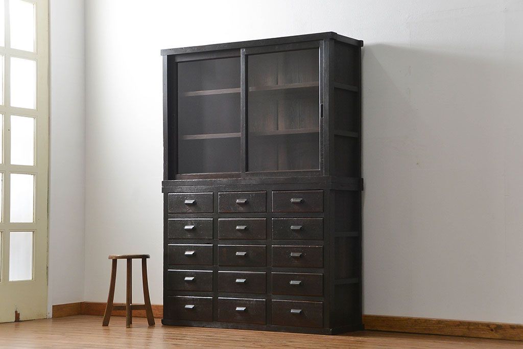 アンティーク家具　古民具・骨董　シックな15杯引き出し収納棚(ガラスケース、飾り棚、百味箪笥、薬箪笥)