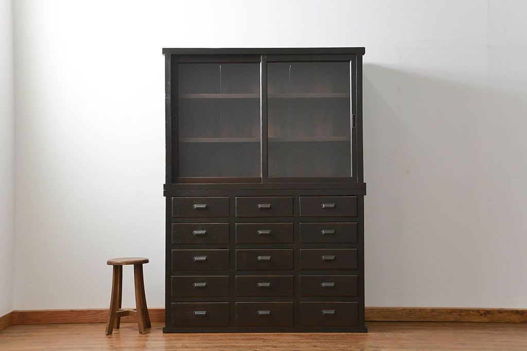アンティーク家具　古民具・骨董　シックな15杯引き出し収納棚(ガラスケース、飾り棚、百味箪笥、薬箪笥)