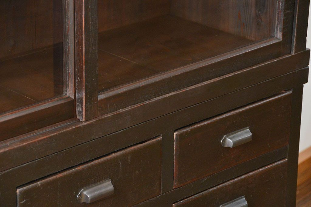 アンティーク家具　古民具・骨董　シックな15杯引き出し収納棚(ガラスケース、飾り棚、百味箪笥、薬箪笥)