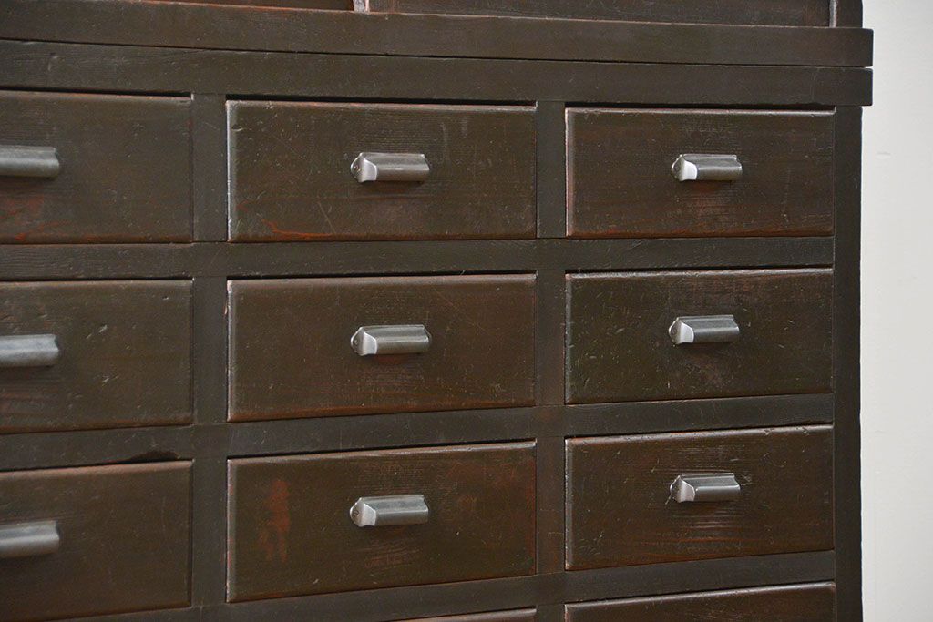 アンティーク家具　古民具・骨董　シックな15杯引き出し収納棚(ガラスケース、飾り棚、百味箪笥、薬箪笥)