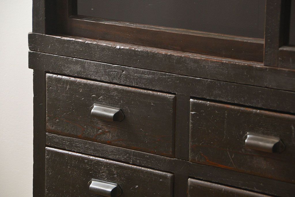 アンティーク家具　古民具・骨董　シックな15杯引き出し収納棚(ガラスケース、飾り棚、百味箪笥、薬箪笥)