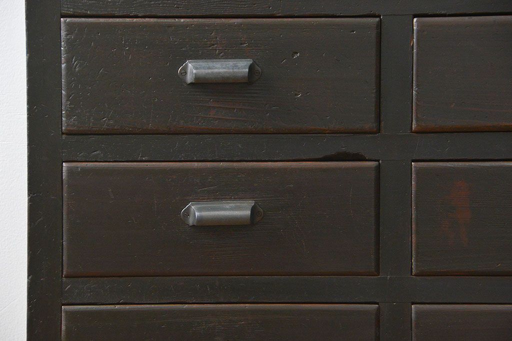 アンティーク家具　古民具・骨董　シックな15杯引き出し収納棚(ガラスケース、飾り棚、百味箪笥、薬箪笥)