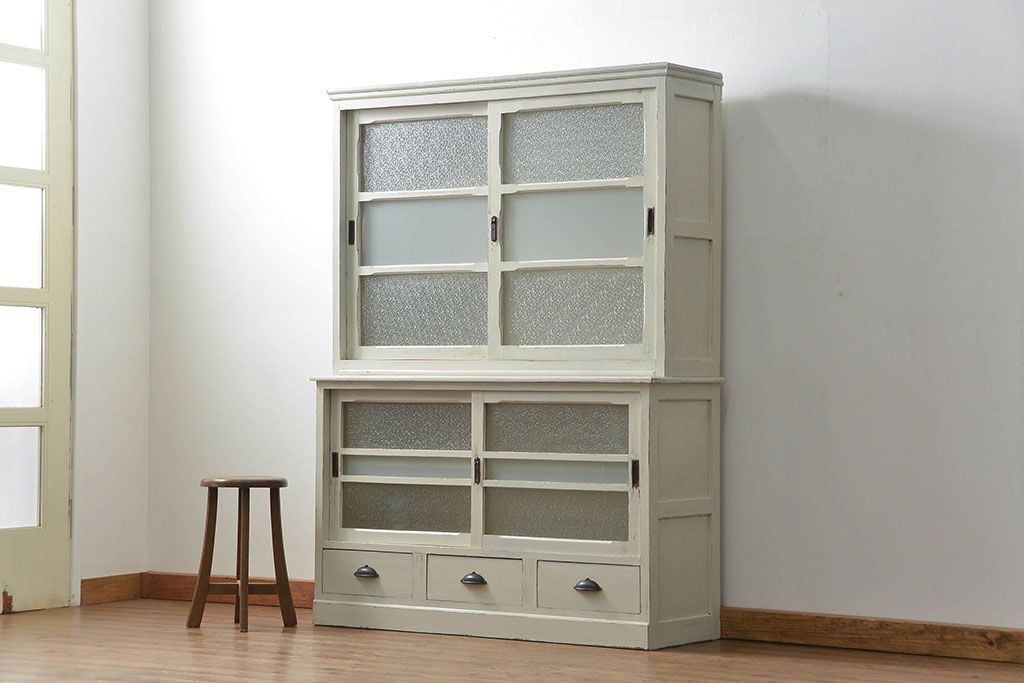 アンティーク家具　アンティークペイント仕上げ ダイヤガラスキャビネット(食器棚、カップボード)