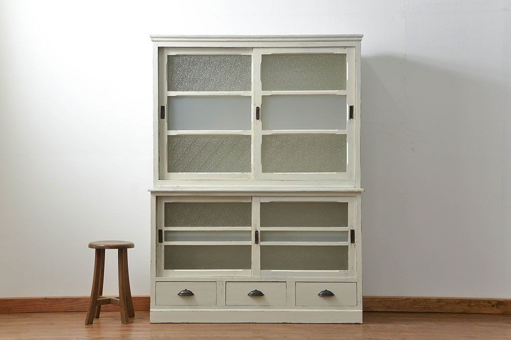 アンティーク家具　アンティークペイント仕上げ ダイヤガラスキャビネット(食器棚、カップボード)