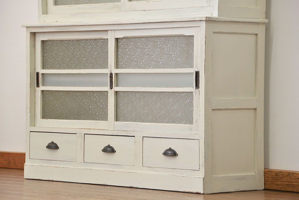 アンティーク家具　アンティークペイント仕上げ ダイヤガラスキャビネット(食器棚、カップボード)