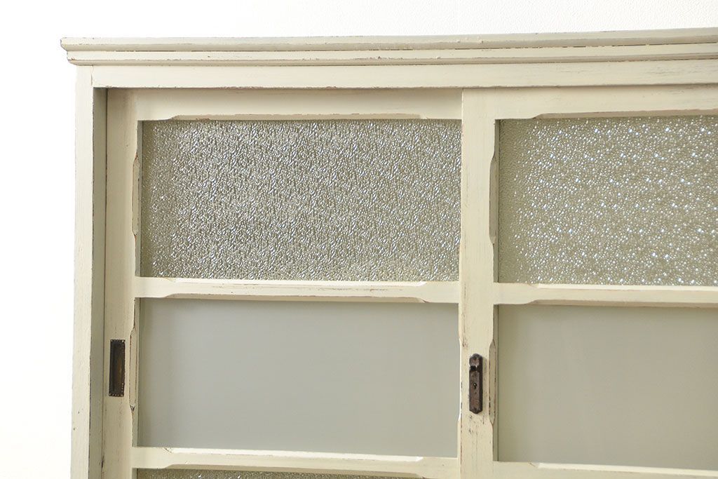 アンティーク家具　アンティークペイント仕上げ ダイヤガラスキャビネット(食器棚、カップボード)