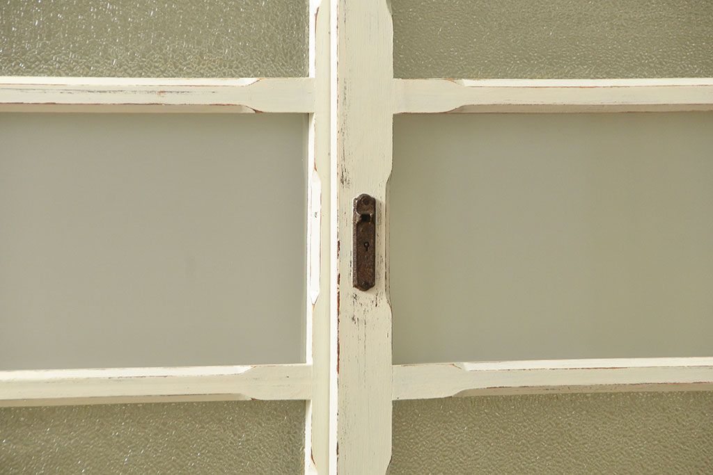 アンティーク家具　アンティークペイント仕上げ ダイヤガラスキャビネット(食器棚、カップボード)