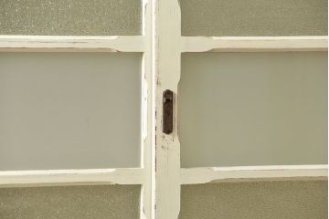 アンティーク家具　アンティークペイント仕上げ ダイヤガラスキャビネット(食器棚、カップボード)