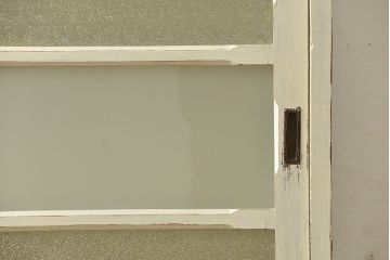 アンティーク家具　アンティークペイント仕上げ ダイヤガラスキャビネット(食器棚、カップボード)